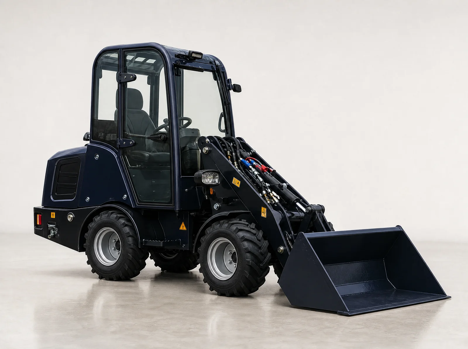 Hoflader Toyo 926 „GaLa“ Stage V mit Kabine im Aktionspaket – Seitenansicht schräg von hinten mit Kabine und Schaufel